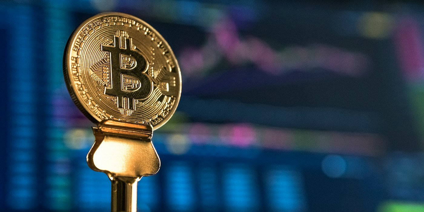 foto de enfoque selectivo de Bitcoin cerca del monitor — NFT: qué son y qué pasó con ellos