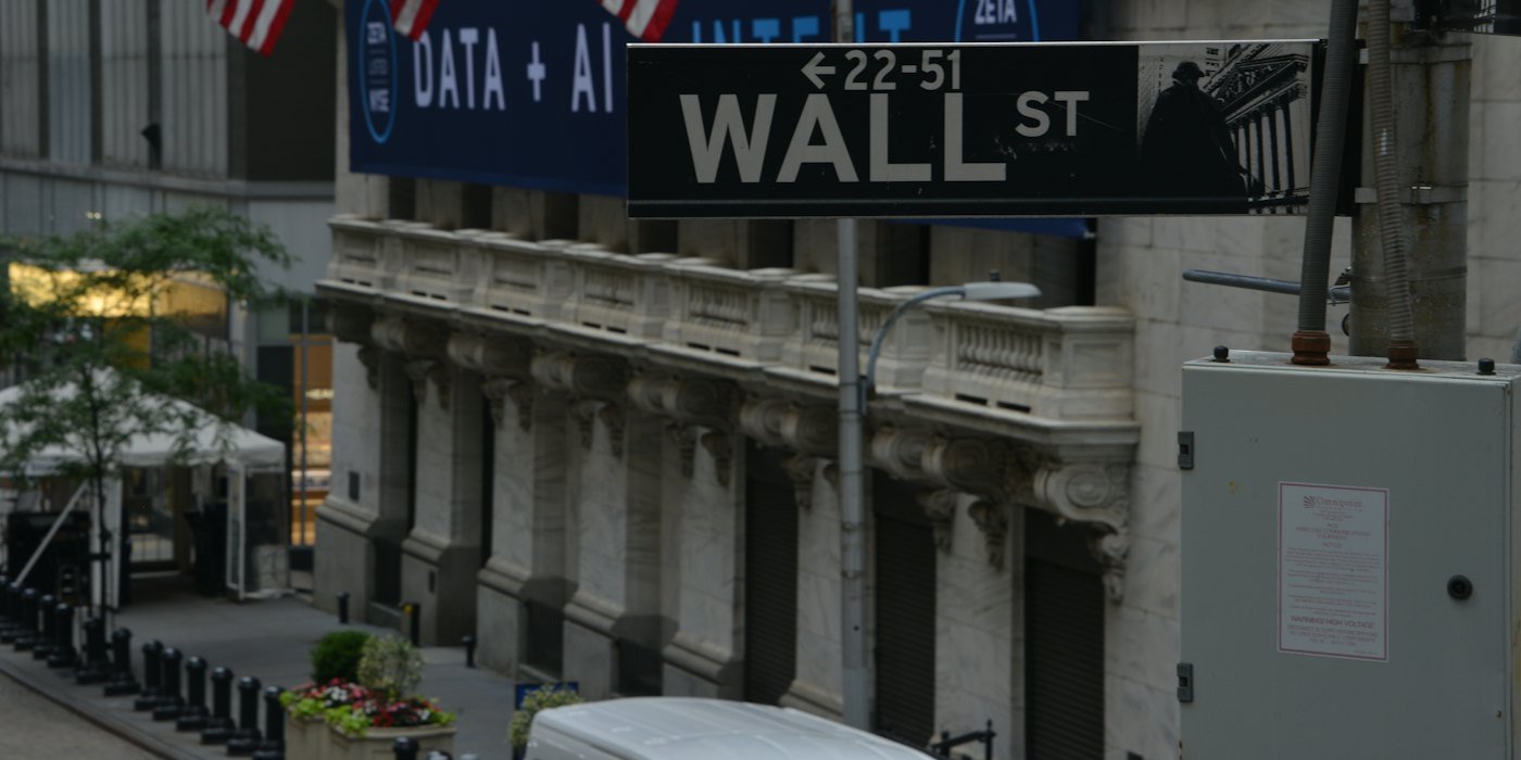 Un letrero en Wall Street en la ciudad de Nueva York — PER, BPA y otros ratios básicos para principiantes