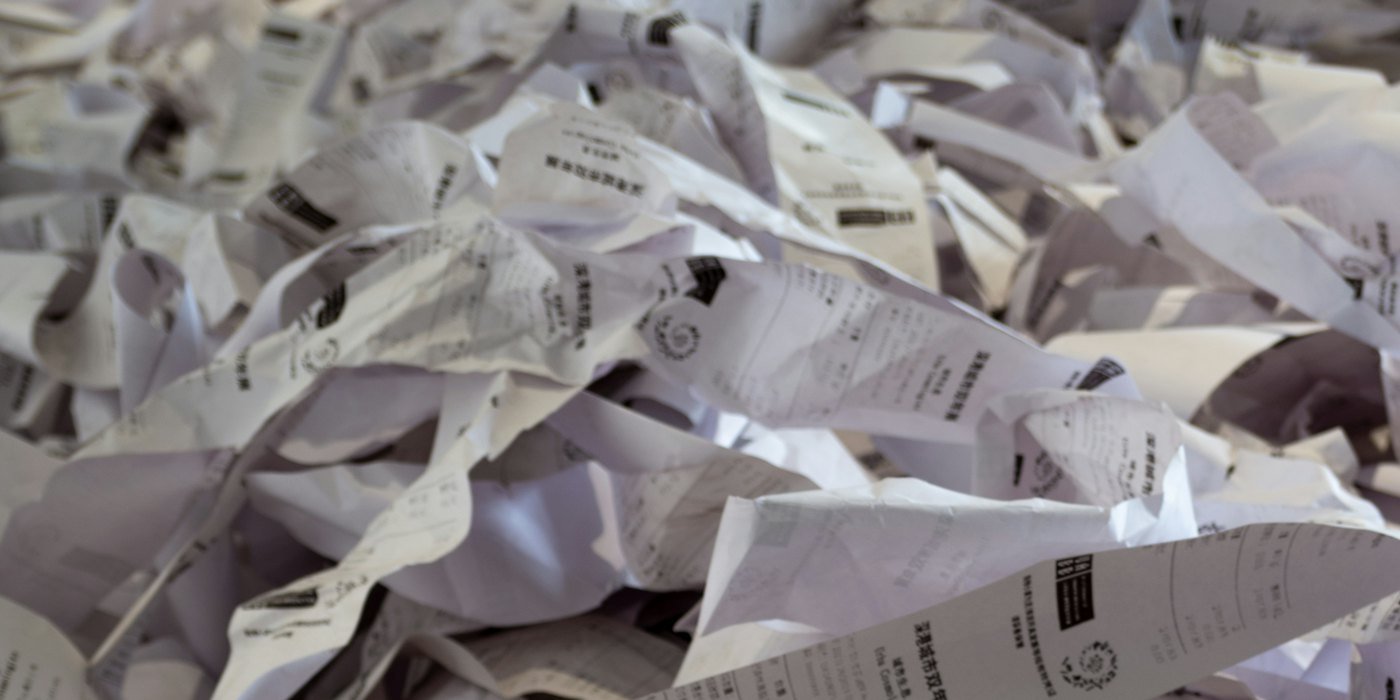 Una pila de papel con muchos papeles encima — Presupuesto con ingresos irregulares o como freelance
