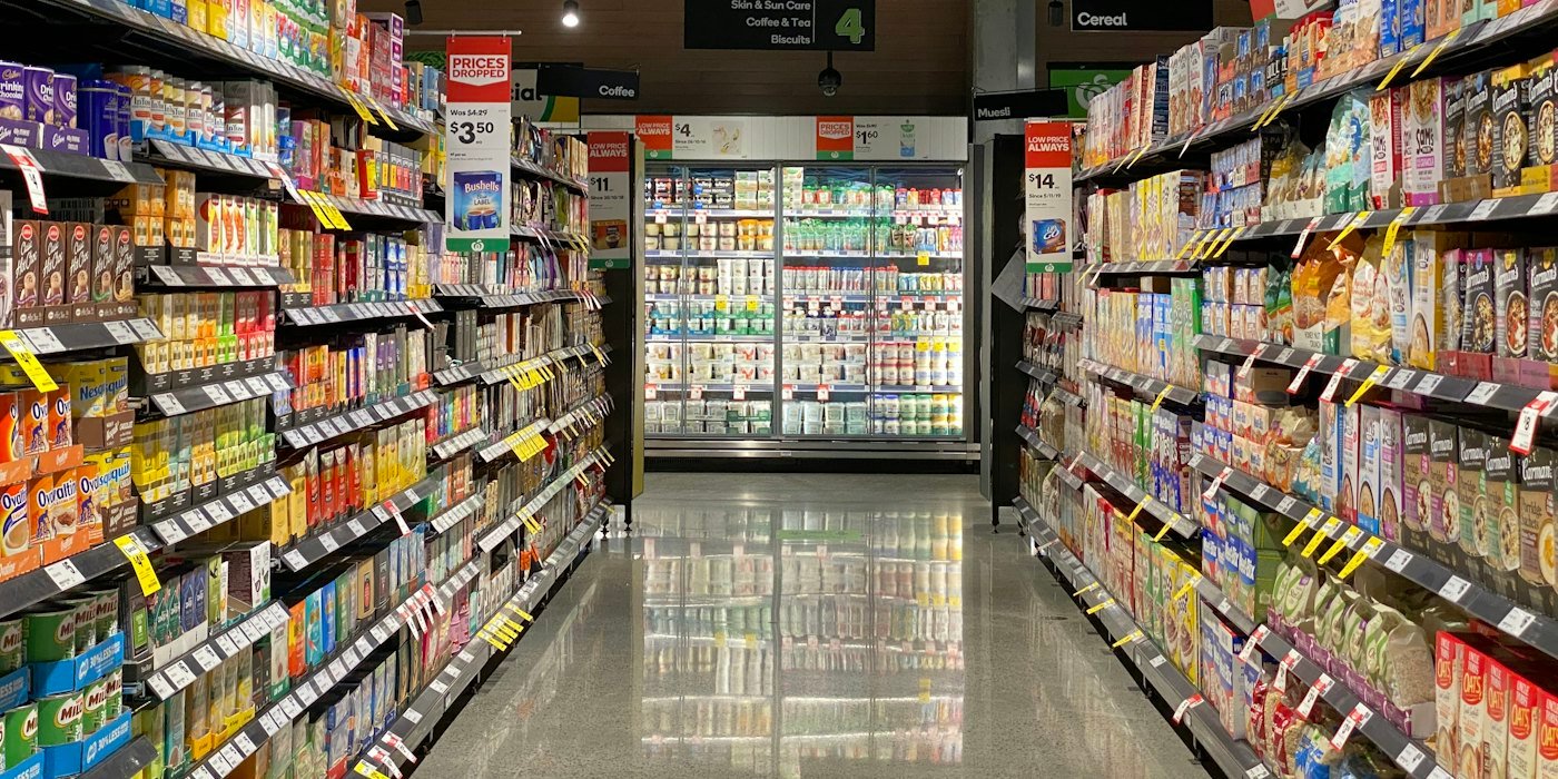 Pasillo del supermercado con estanterías surtidas — Presupuesto de pareja paso a paso