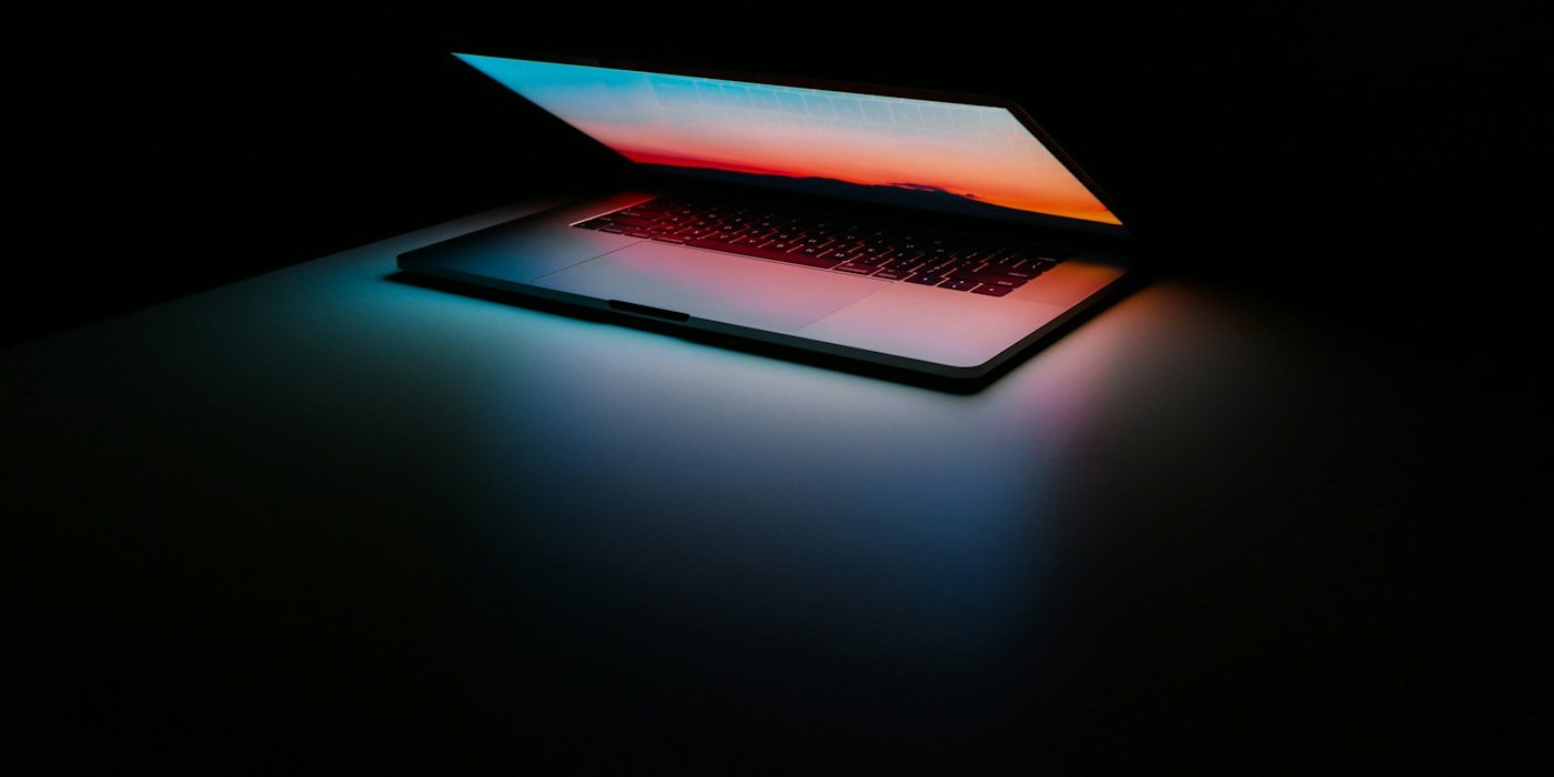 Computadora portátil gris y negra en Surface — Productos complejos: por qué evitarlos al empezar