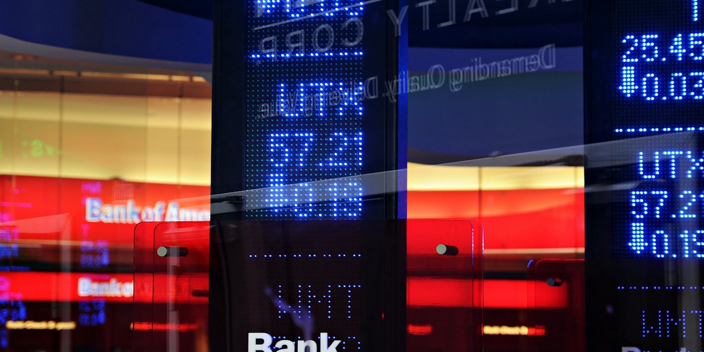 Un letrero bancario frente a un edificio — Qué es un fondo de inversión y cómo funciona