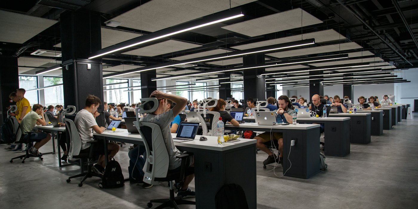 people doing office works — Qué hacer con el dinero extra que ganas