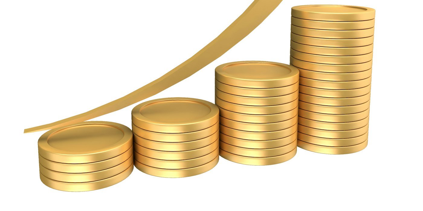 Pilas de monedas de oro con una flecha ascendente — Qué pasa con tu dinero si quiebra tu bróker