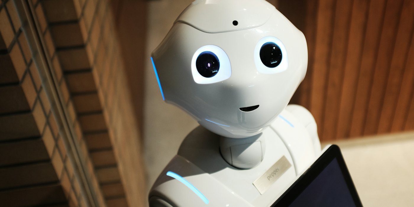 Robot blanco cerca de la pared marrón — Reglamento europeo de IA: qué cambia para los usuarios