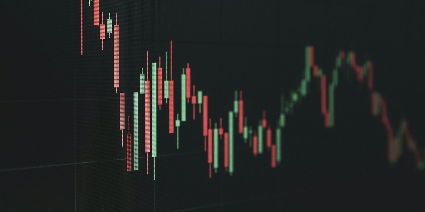 El gráfico del mercado de valores muestra una tendencia a la baja — Réplica física y réplica sintética en los ETF