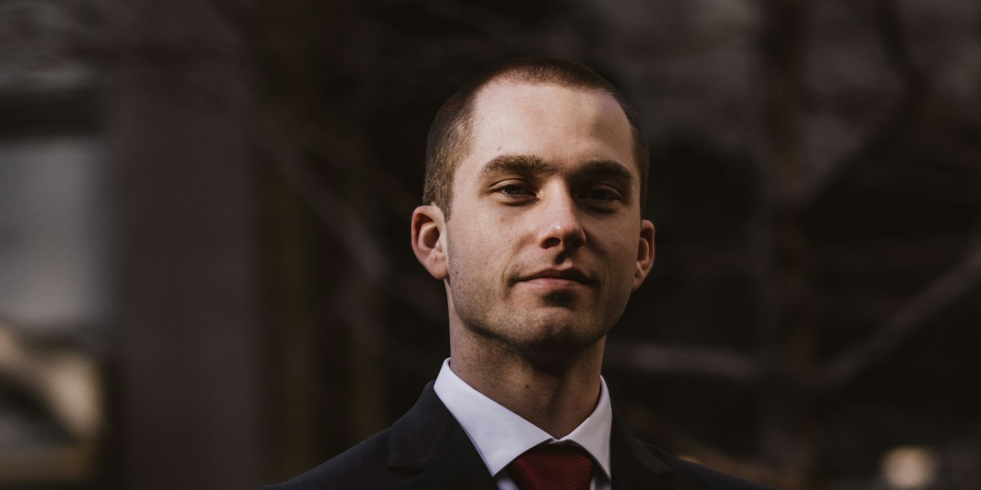 man wearing black notched lapel suit jacket in focus photography — Retención de IRPF en la nómina: cómo funciona