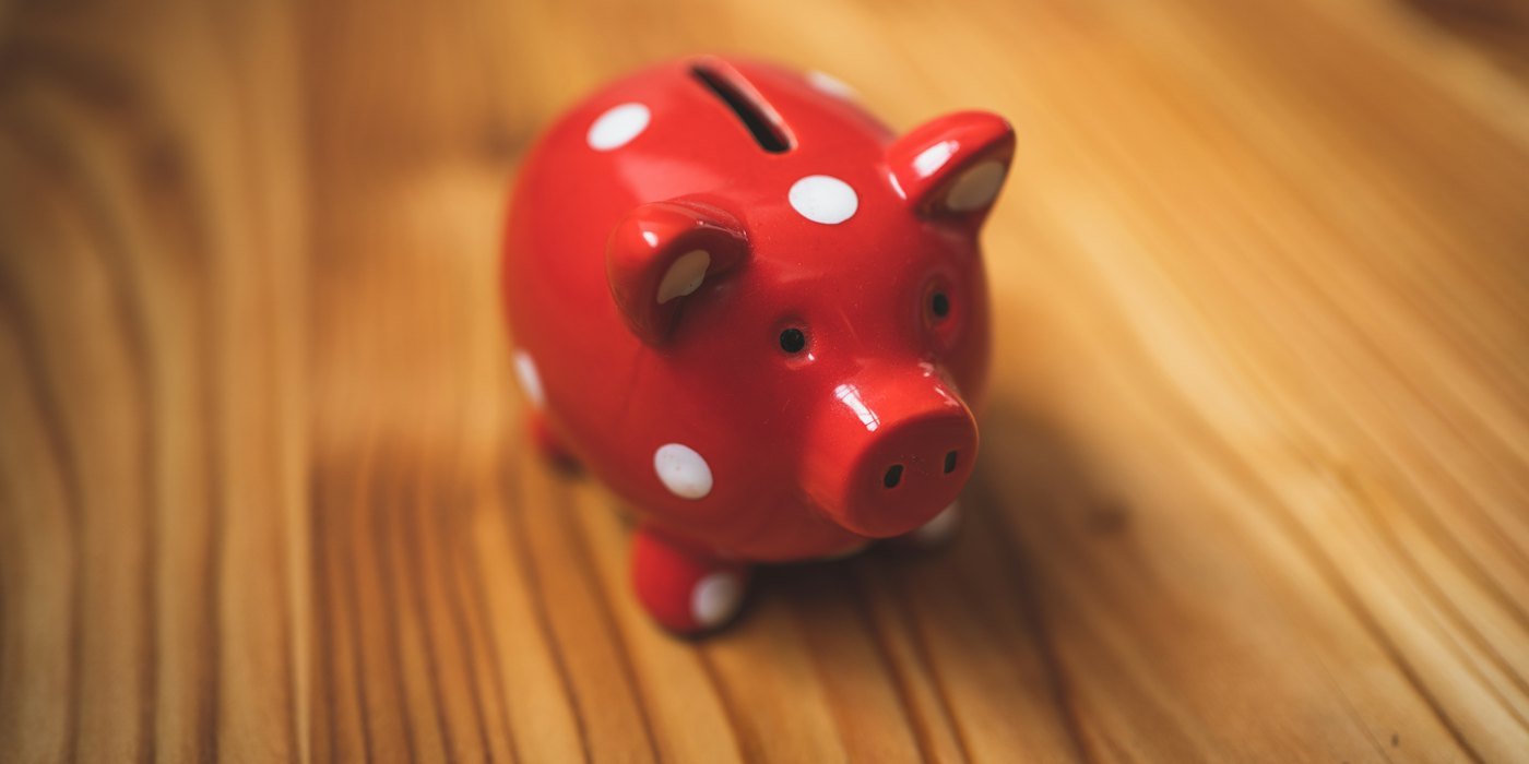 Hucha de cerámica rosa y negra — Retos de ahorro: cuál elegir según tu situación