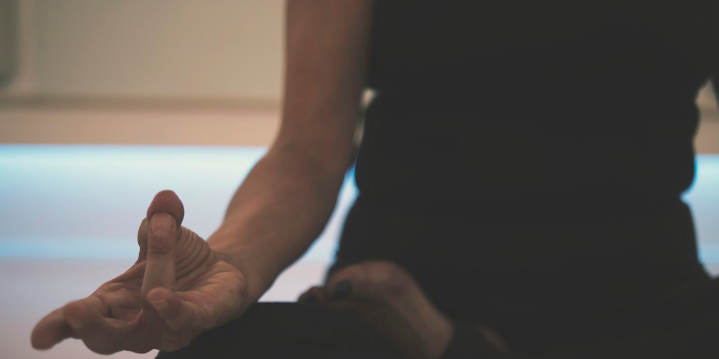 persona haciendo yoga en el suelo — Rutina financiera semanal de 15 minutos