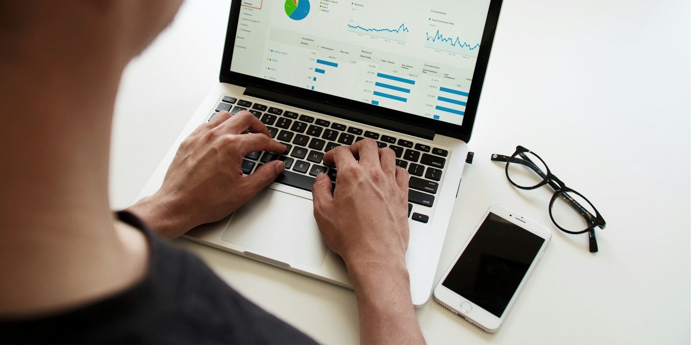 persona que usa MacBook Pro — S&P 500: qué es y cómo invertir en él desde España