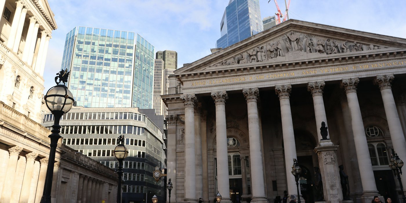 Un edificio con columnas y una bandera — Seguridad en la banca online: buenas prácticas