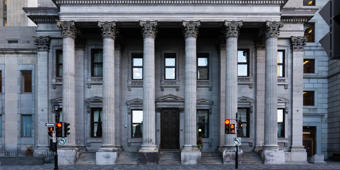 Edificio de hormigón gris durante el día — Tarjeta de débito, de crédito y prepago: diferencias