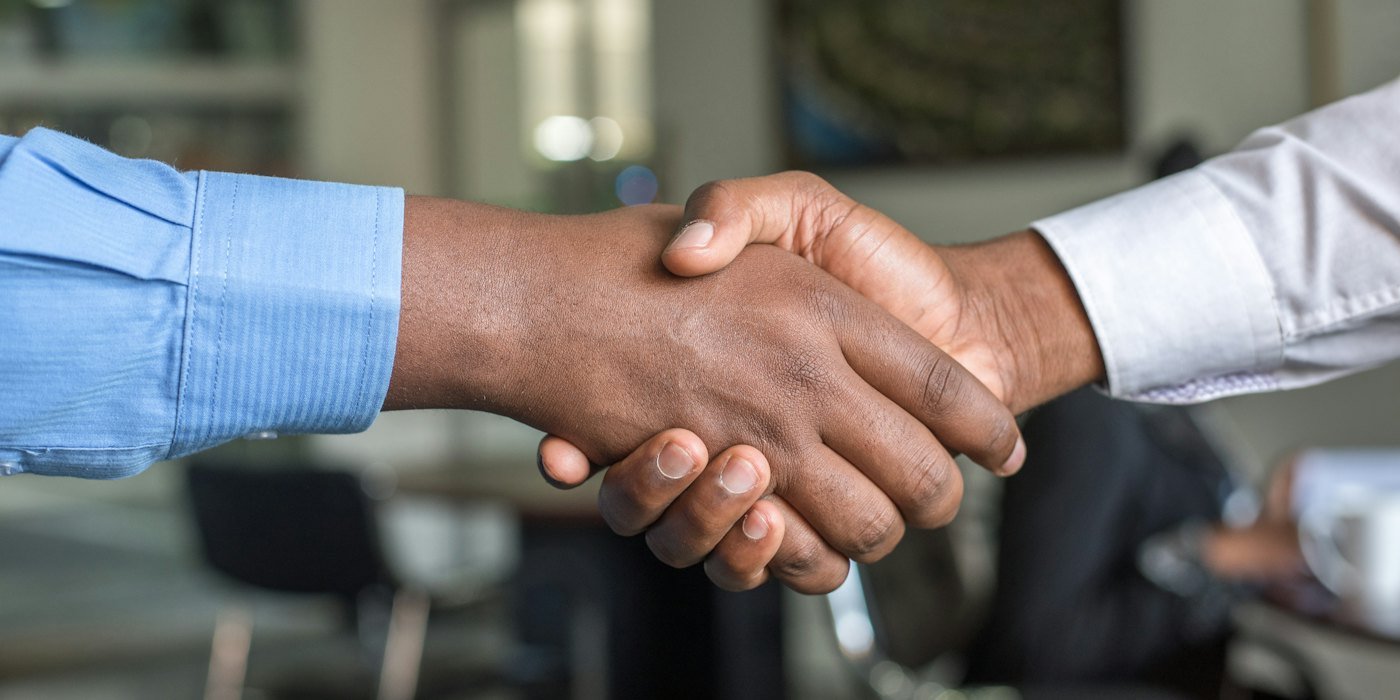 Dos personas dándose la mano — Trabajar como repartidor: números reales