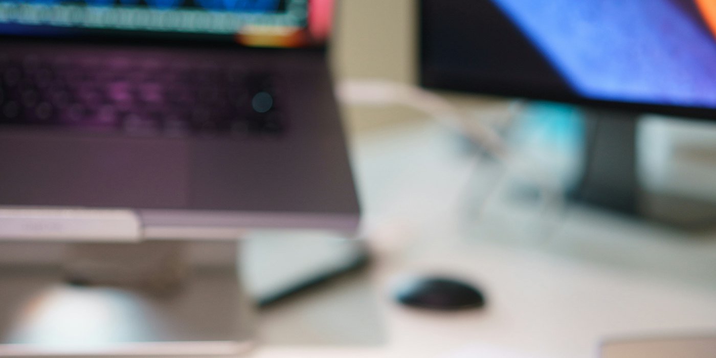 Un mando a distancia encima de un escritorio — Tracking error: qué es y por qué importa