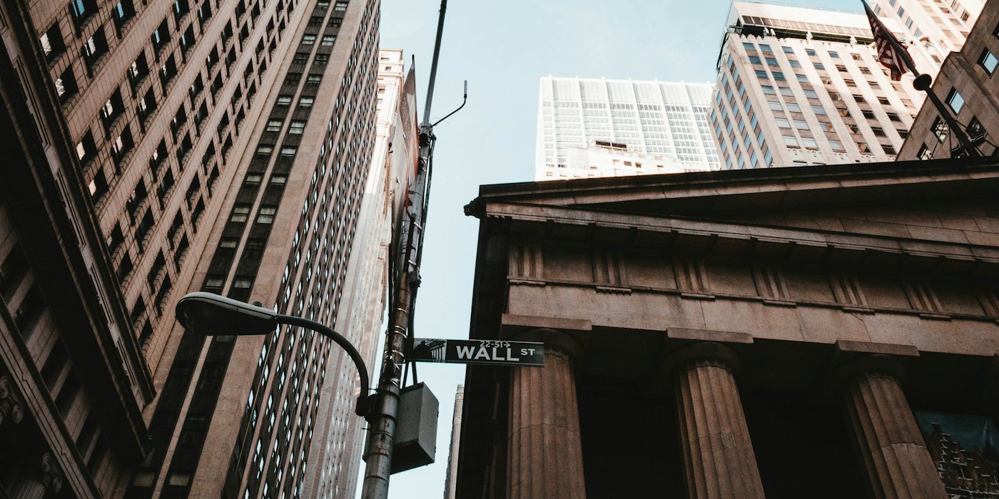 farola gris cerca del edificio — Trading e inversión: diferencias clave