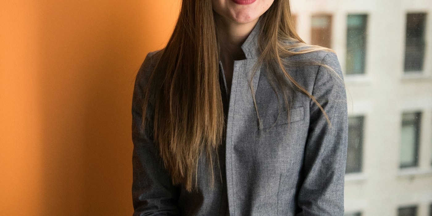 Foto de enfoque superficial de mujer con chaqueta gris — Tu primera nómina explicada línea a línea