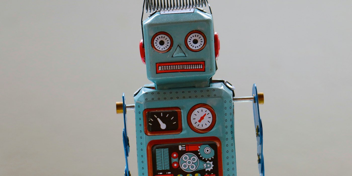 juguete robot de plástico azul — Usar la IA para estudiar finanzas: método paso a paso
