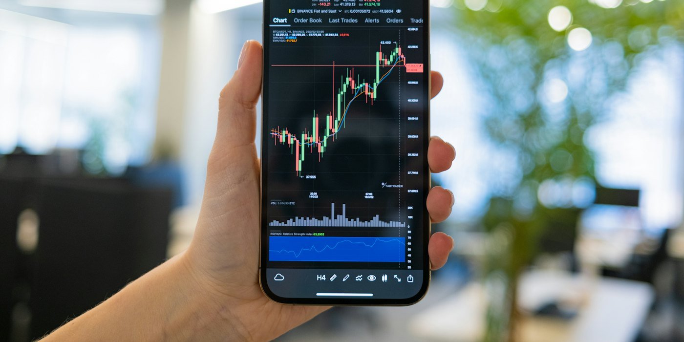 una persona sosteniendo un teléfono celular en la mano — Valor liquidativo: qué es y cómo se calcula