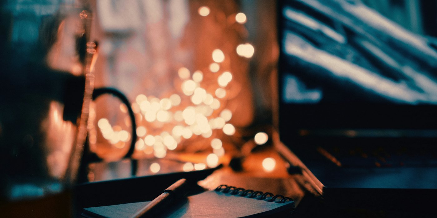 un escritorio con un bolígrafo, un cuaderno y una computadora portátil — Varios pagadores en la renta: qué pasa