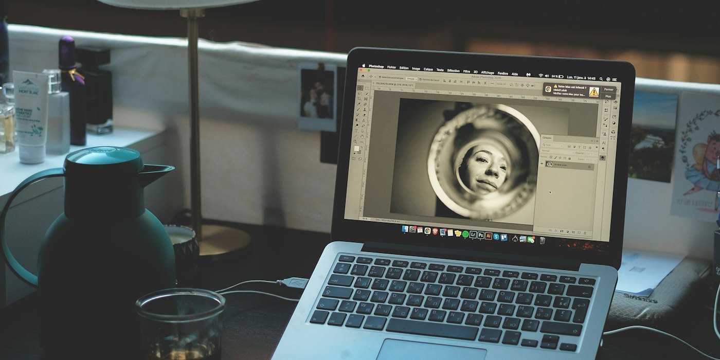 MacBook Pro sobre mesa de madera marrón — Vender productos digitales: plantillas, guías y cursos