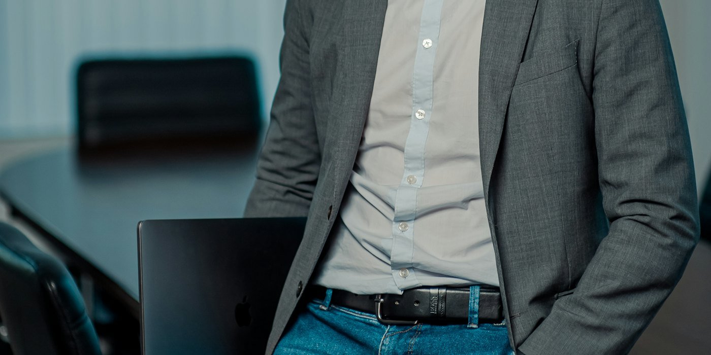 hombre en chaqueta de traje gris sonriendo — Vida laboral: qué es y cómo solicitarla