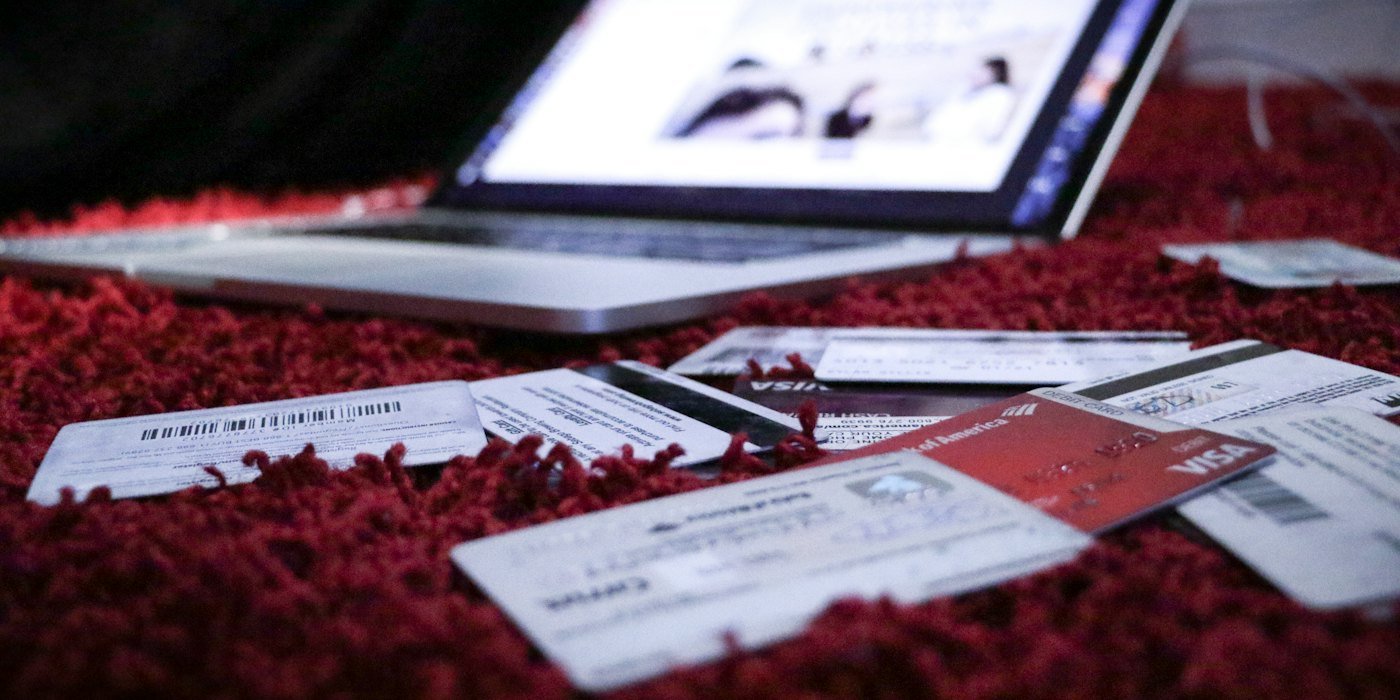 Papel de impresora blanco sobre textil rojo — Vivir sin tarjeta de crédito: ventajas e inconvenientes
